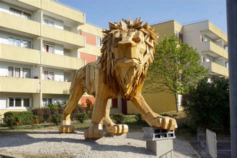 Le Lion de Néon : Une Sculpture Monumentale à la Symbolique Ambivalente !